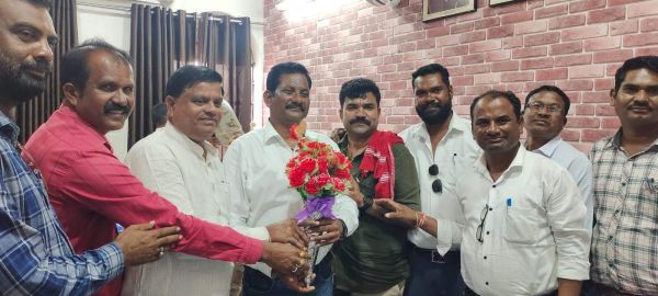 डीईओ बघेल को बस्तर बीईओ कर्मियों ने बीजापुर जाकर दी बधाई