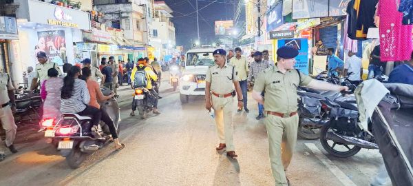 पुलिस जवानों ने बाजार क्षेत्र में की पैदल पेट्रोलिंग