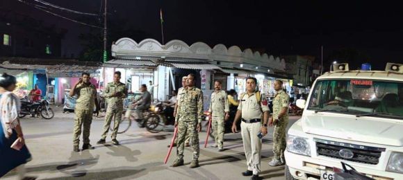 दीपावली को लेकर जिले में बढ़ाई चौकसी, पुलिस की पैदल पेट्रोलिंग