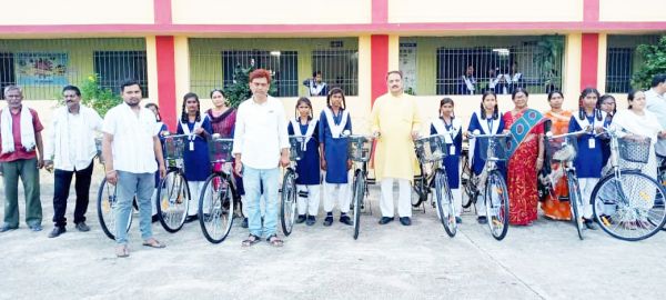 34 छात्राओं को मिली साइकिल