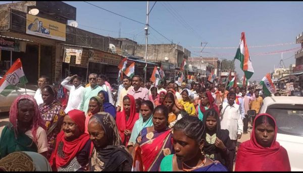 कांग्रेसियों ने लखनपुर में भी निकाली भारत जोड़ो यात्रा