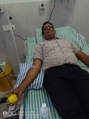 संजीवनी अस्पताल के रक्तदान शिविर में युवाओं ने किया रक्तदान