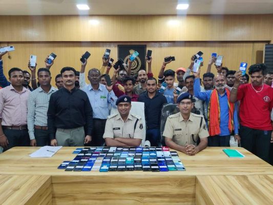 सौ गुम मोबाइल ढूंढकर मालिकों को पुलिस ने सौंपा
