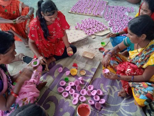 मणिकंचन केंद्र की महिलाओं ने गोबर से बनाये रंग-बिरंगे दिये
