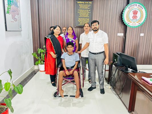कलेक्टर ने दिव्यांग को वितरित किया व्हीलचेयर