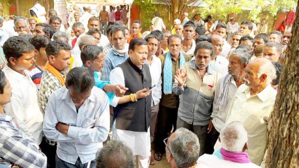 जिला सहकारी बैंक में किसानों को भुगतान में विलंब, शिकायत मिलते ही पहुंचे संसदीय सचिव