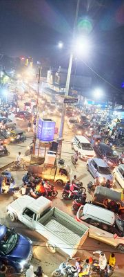 धनतेरस के एक दिन पहले शहर के उमड़ी भारी भीड़ कई  चौक- चौराहों में यातायात जाम की स्थिति