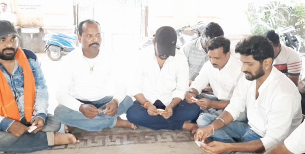 बजरंग बली के अपमान को लेकर शिव सैनिकों ने निगम दफ्तर में हनुमान चालीसा का पाठ