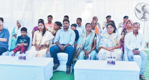 शहीद स्मारक प्रांगण में अमर शहीदों को श्रद्धांजलि