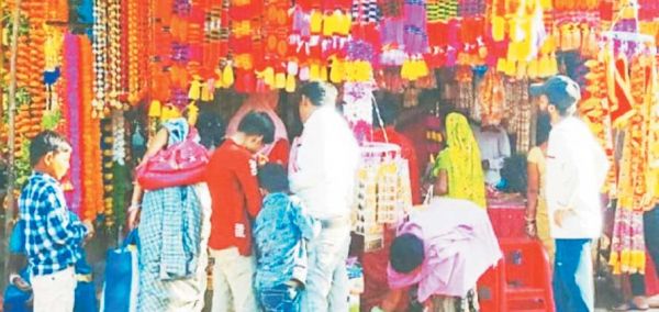 सोना-चांदी, कपड़े से लेकर बर्तन और इलेक्ट्रिॉनिक सामानों की दुकानें सजी