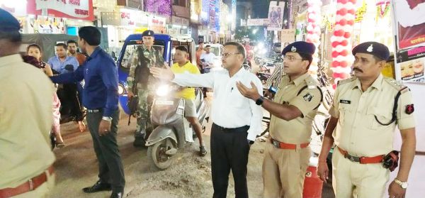 डीआईजी की अगुवाई में निकला फ्लैग मार्च
