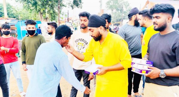 भूपेश के देश के नंबर 1 मुख्यमंत्री बनने पर युकां अध्यक्ष ने बांटी मिठाई