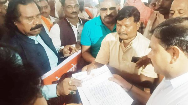 आरक्षण मामले में कानूनी पहल करने राज्यपाल को ज्ञापन