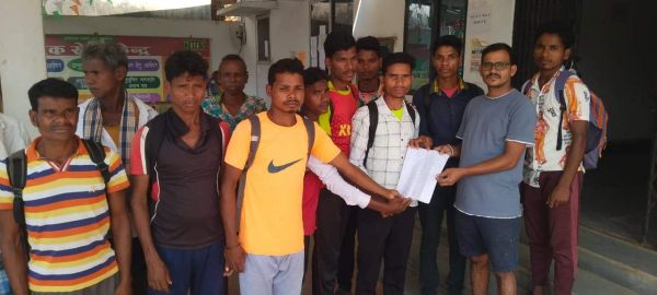 मूलभूत समस्याओं को लेकर ग्रामीणों ने सौंपा ज्ञापन