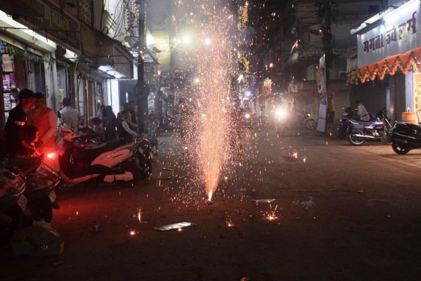 फटाखों की गूंज और दीयों की रौशनी से जगमगाया घर-आंगन