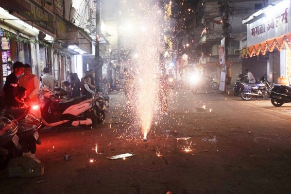 पटाखों की गूंज और दीयों की रौशनी से जगमगाया घर-आंगन