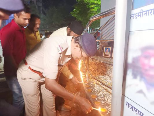 गांधी प्रतिमा पर दीप जलाकर शहीद जवान को दी श्रद्धांजलि