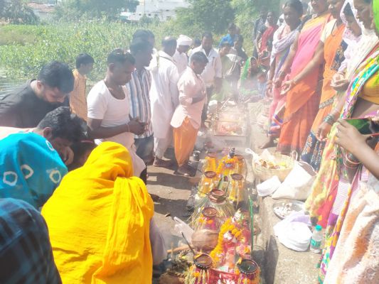 शोभायात्रा निकाल कर गौरा-गौरी का विसर्जन
