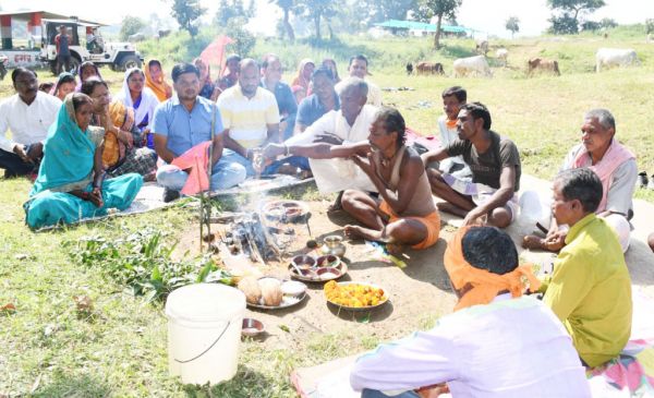 कलेक्टर ने भेलवाडीह व भनौरा गौठान पहुंचकर की पूजा