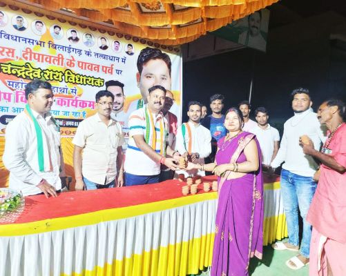 गोबर के दीये बांटे