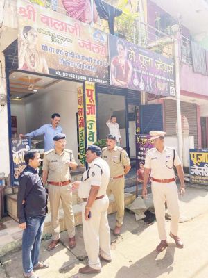 एएसपी संग पुलिस की टीम पहुंची साप्ताहिक बाजार