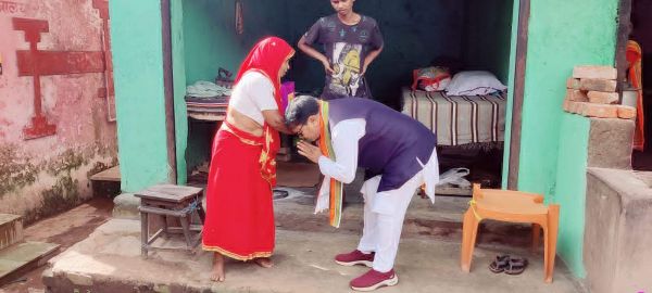 दिवाली का तोहफा दे विधायक विनय दे रहे शुभकामना