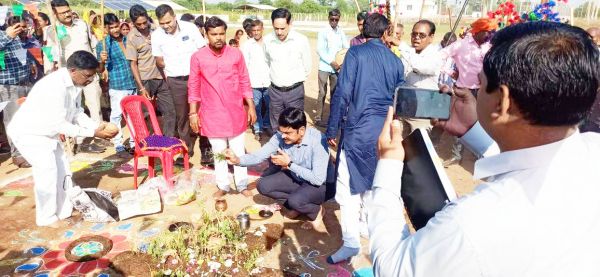 गौठान में गोवर्धन पूजा में गायों को चारा एवं खिचड़ी खिलाई 