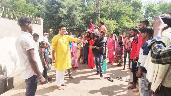 गौरा-गौरी का विसर्जन, भाजयुमो नेता ने सहे सोंटे का प्रहार