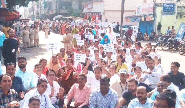 रेप आरोपियों की फांसी की मांग को ले कर्मियों ने निकाली रैली