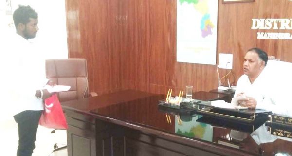 वन अधिकार पट्टा के लिए मांगे 60 हजार, ग्रामीण ने कलेक्टर से की शिकायत