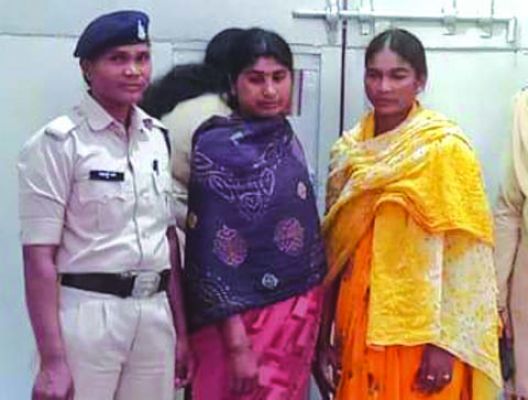 भीड़ का फायदा उठाकर महिलाओं ने की उठाईगिरी, दो गिरफ्तार