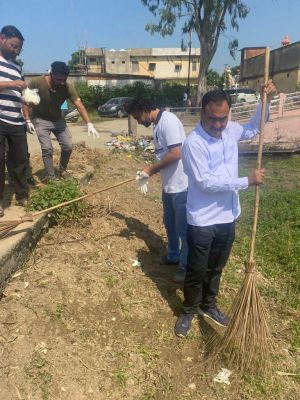 युवा मितानों ने की तालाब की सफाई