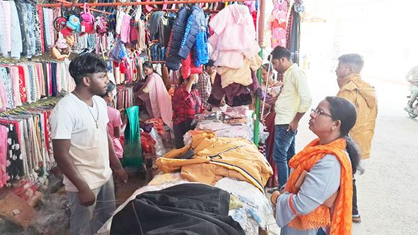 ठंड की दस्तक के साथ गर्म कपड़ों का बाजार सजा