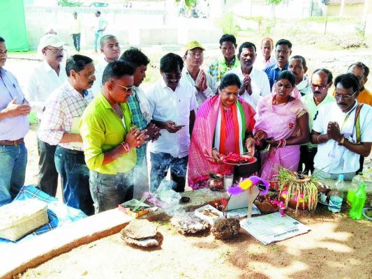 लक्ष्मी धु्रव ने की गोवर्धन पूजा 