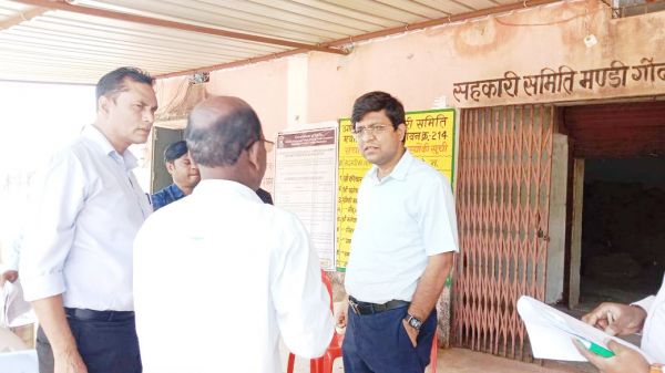 कलेक्टर ने किया धान खरीदी केन्द्र का निरीक्षण