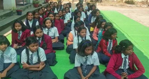 स्कूली बच्चों को सीआरपीएफ अफसर ने दिया दिया करियर मार्गदर्शन