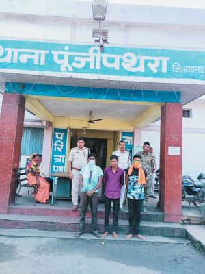 महिला से छेडख़ानी, 3 गिरफ्तार