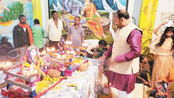 गाजे-बाजे के साथ निकली शिव की बारात धूमधाम से मनाया गौरी-गौरा उत्सव