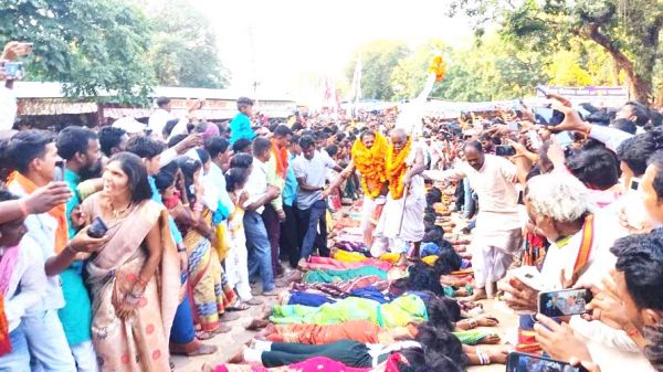 52 गांव से पहुंचे देवी-देवता, संतान के लिए महिलाओं ने जमीन पर लेटकर मांगी मन्नत