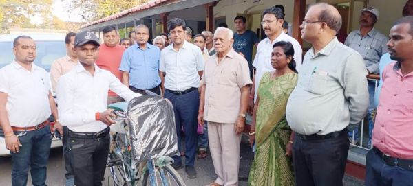 विधायक-कलेक्टर ने मृतका के बेटे को लैपटॉप और सायकल दिया