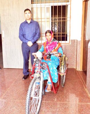 बैटरी चलित ट्रायसायकल मिलने  से दिव्यांग की राह आसान