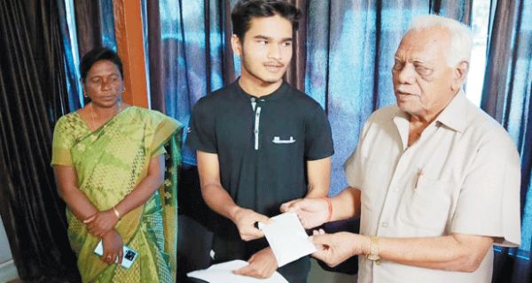 विधायक ने आईआईटी में चयनित प्रिंस को पढ़ाई के लिए 50 हजार का चेक सौंपा