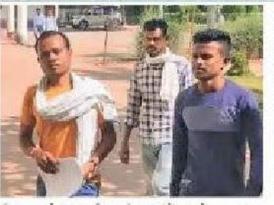 जनपद अध्यक्ष व बेटों पर ग्रामीणों को दौड़ा-दौड़ा कर मारने का आरोप