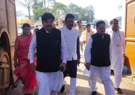 पुनिया-चंदन ने मां दंतेश्वरी मंदिर पहुंच की राज्य की सुख-शांति की कामना