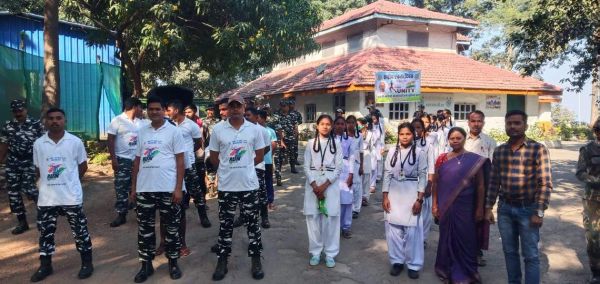 सीआरपीएफ जवानों और स्कूली बच्चों ने निकाली साइकिल  रैली