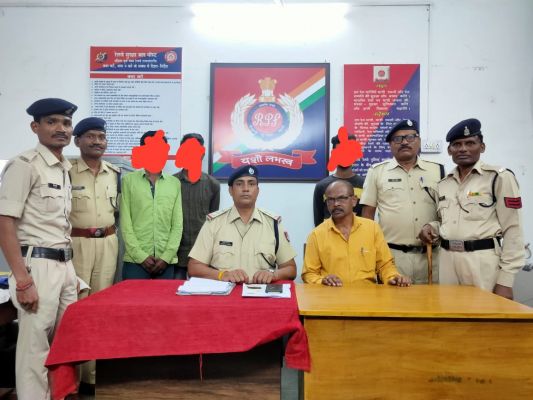ट्रेनों से सामान पार करने वाला गिरोह सुरक्षा बल की गिरफ्त में