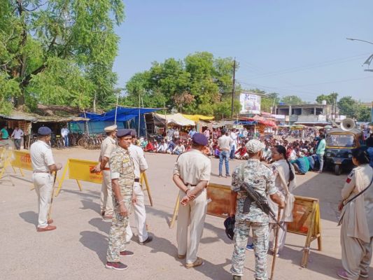धान खरीदी केंद्र खोलने की मांग पर किसानों का चक्काजाम