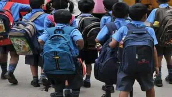 एक नवंबर को घोषित छुट्टी के बावजूद बीईओ ने स्कूल खोलने का आदेश दिया, विरोध शुरू