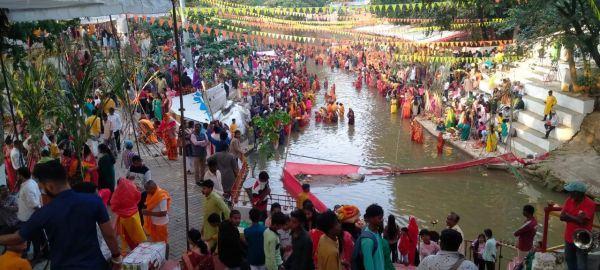 डूबते सूर्य को अर्घ्य देकर की सुख-समृद्धि की कामना