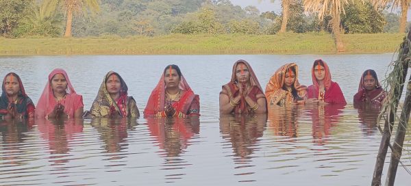 डूबते सूर्य को दिया अघ्र्य, मांगी खुशहाली